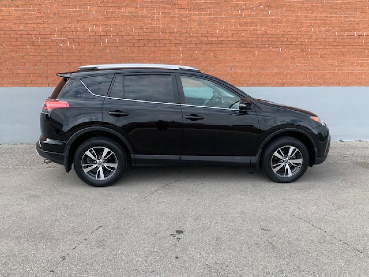 2016 Toyota RAV4 XLE Photo4