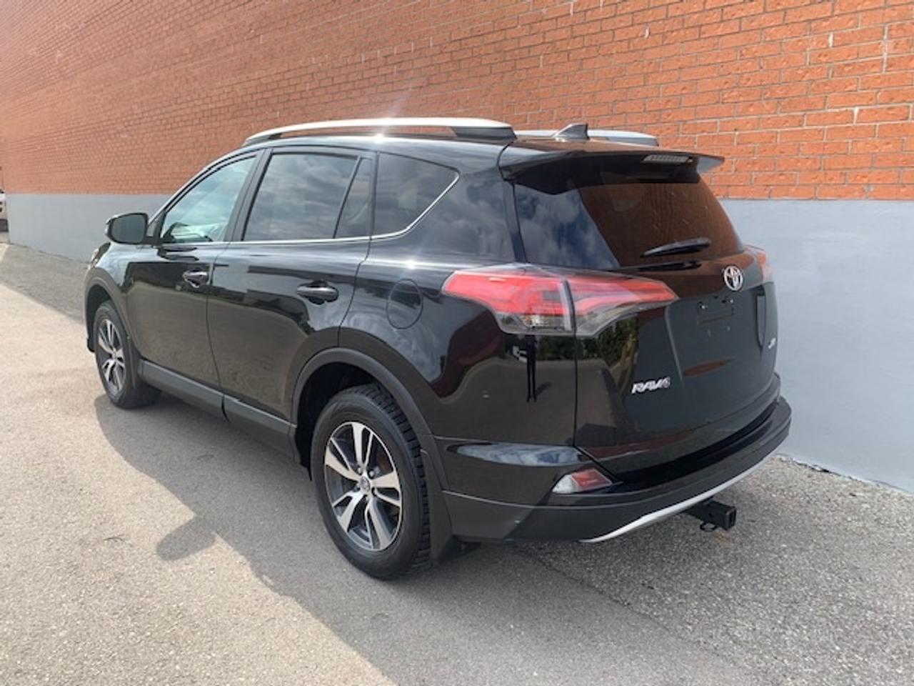 2016 Toyota RAV4 XLE Photo2