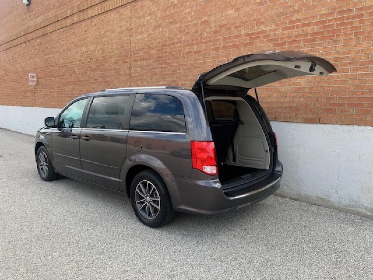 2017 Dodge Grand Caravan SXT Premium Plus Photo