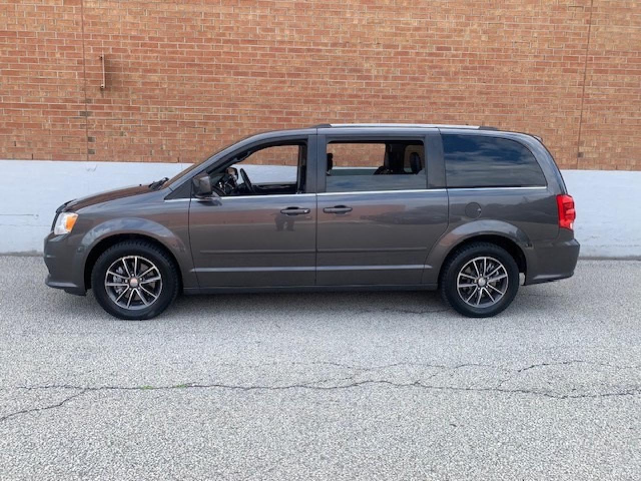 2017 Dodge Grand Caravan SXT Premium Plus Photo2