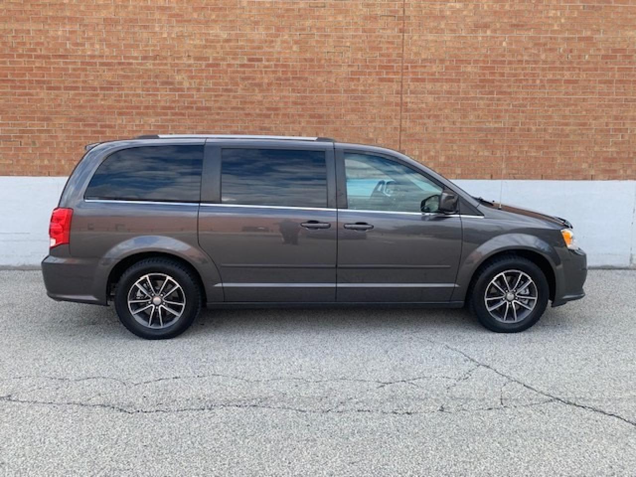2017 Dodge Grand Caravan SXT Premium Plus Photo