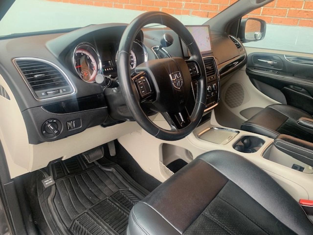 2017 Dodge Grand Caravan SXT Premium Plus Photo