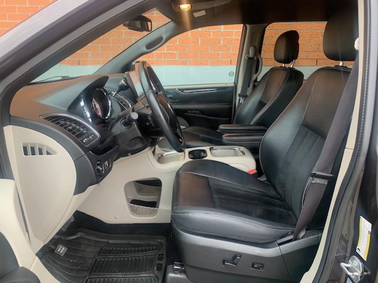 2017 Dodge Grand Caravan SXT Premium Plus Photo