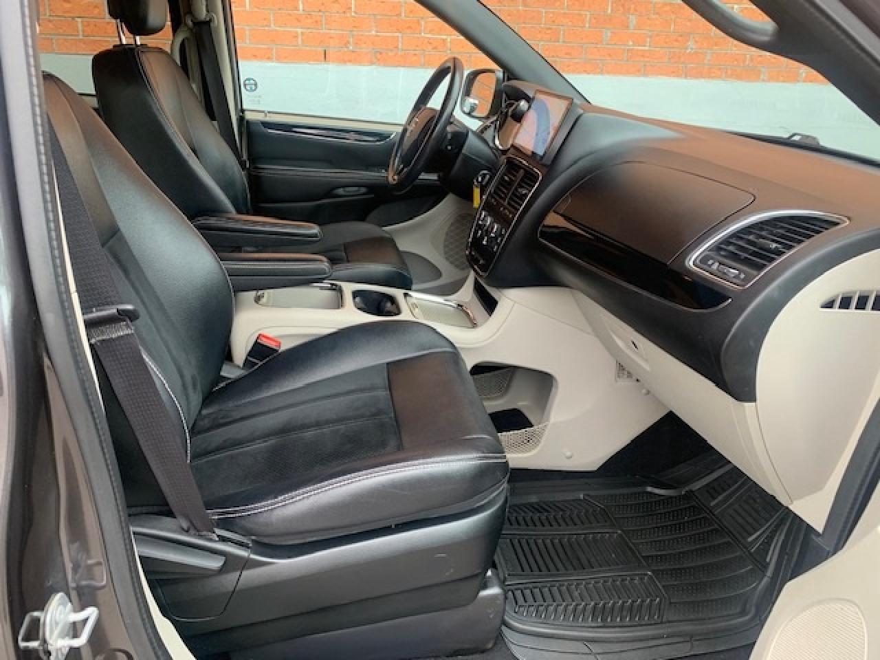 2017 Dodge Grand Caravan SXT Premium Plus Photo