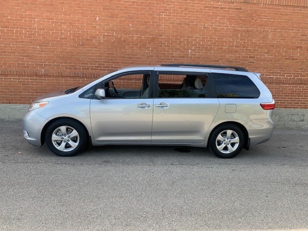 2015 Toyota Sienna LE Photo