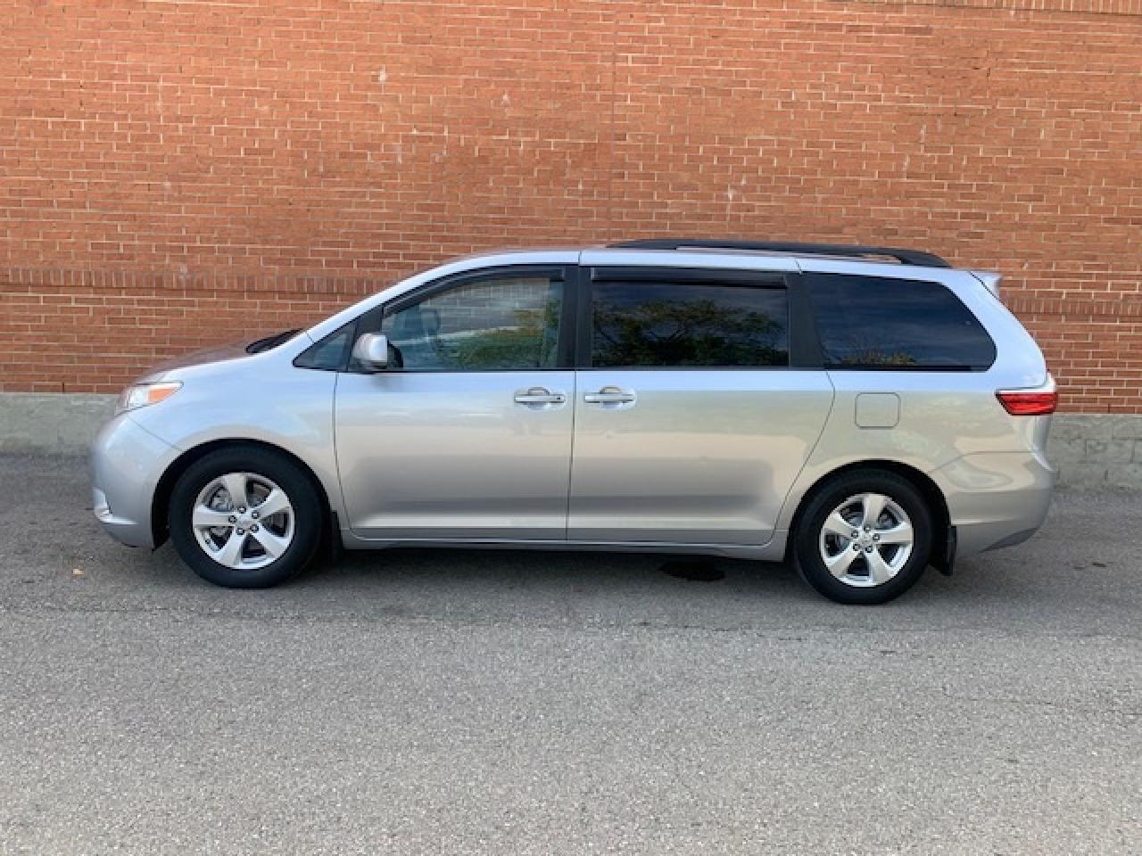 2015 Toyota Sienna LE Photo