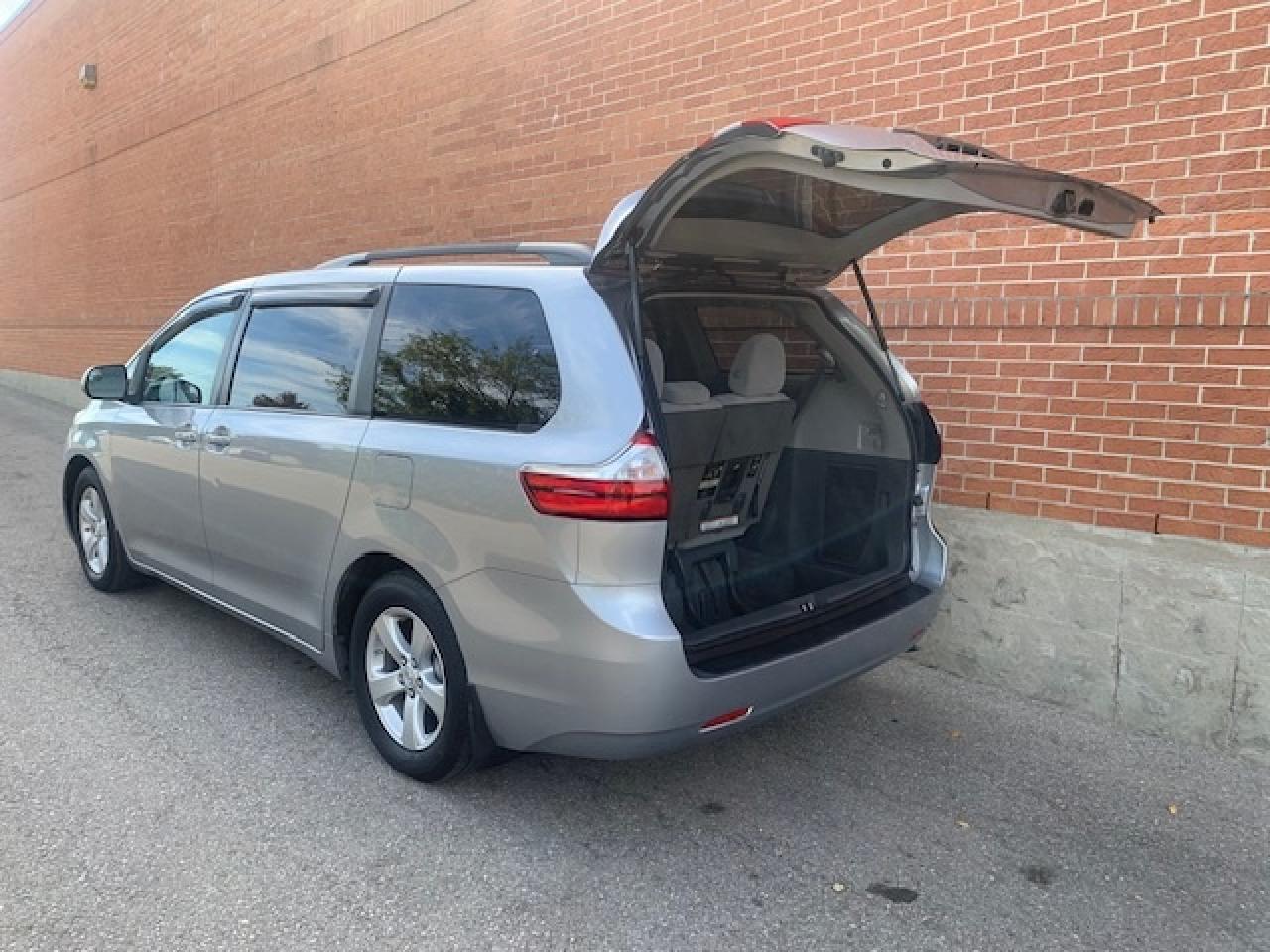 2015 Toyota Sienna LE Photo