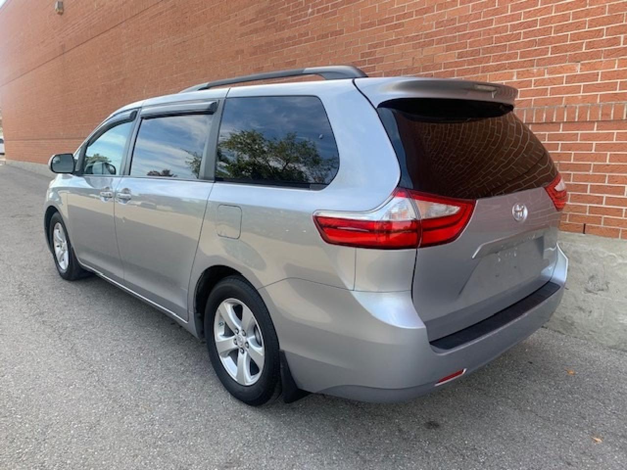 2015 Toyota Sienna LE Photo