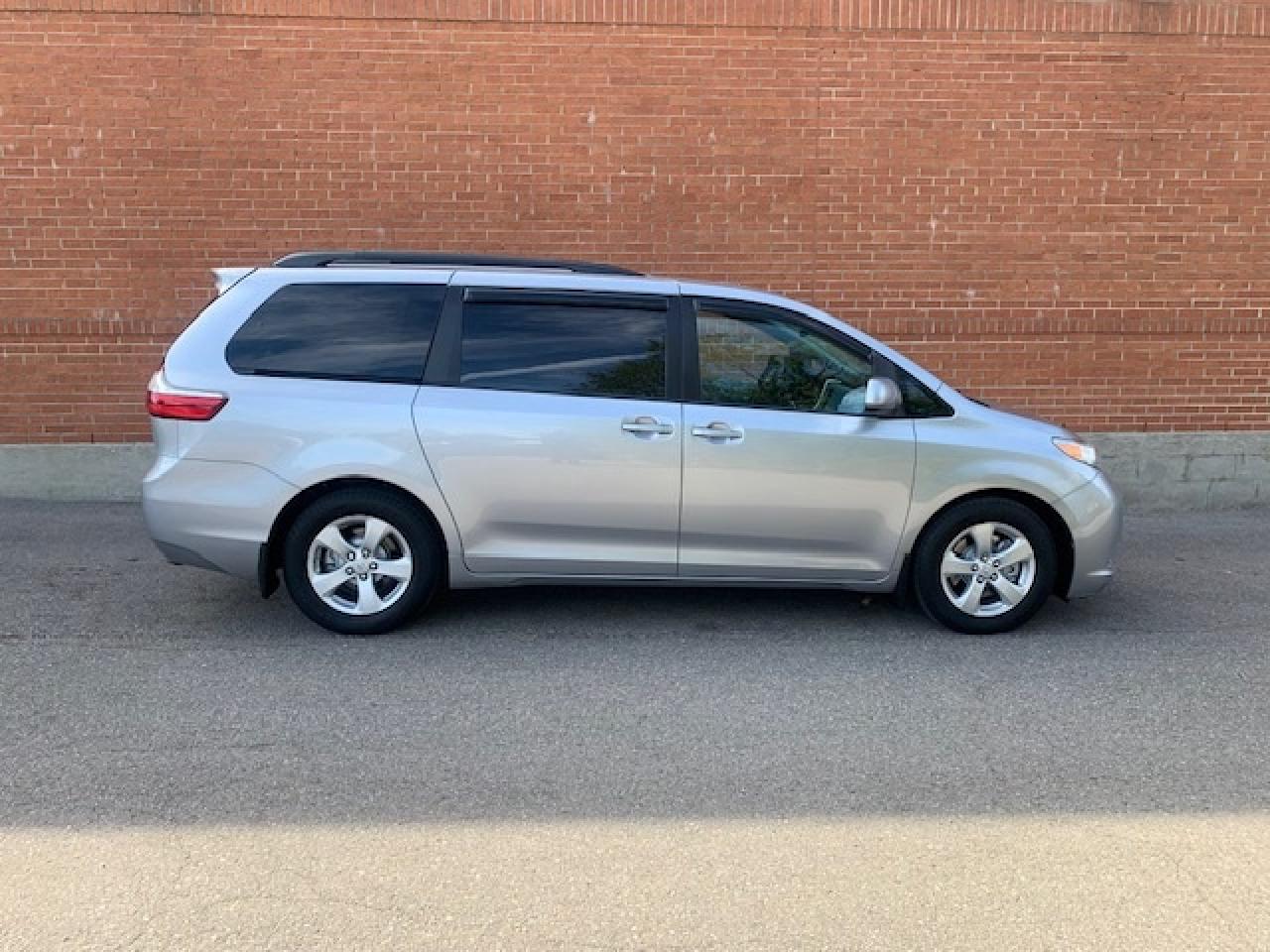 2015 Toyota Sienna LE Photo
