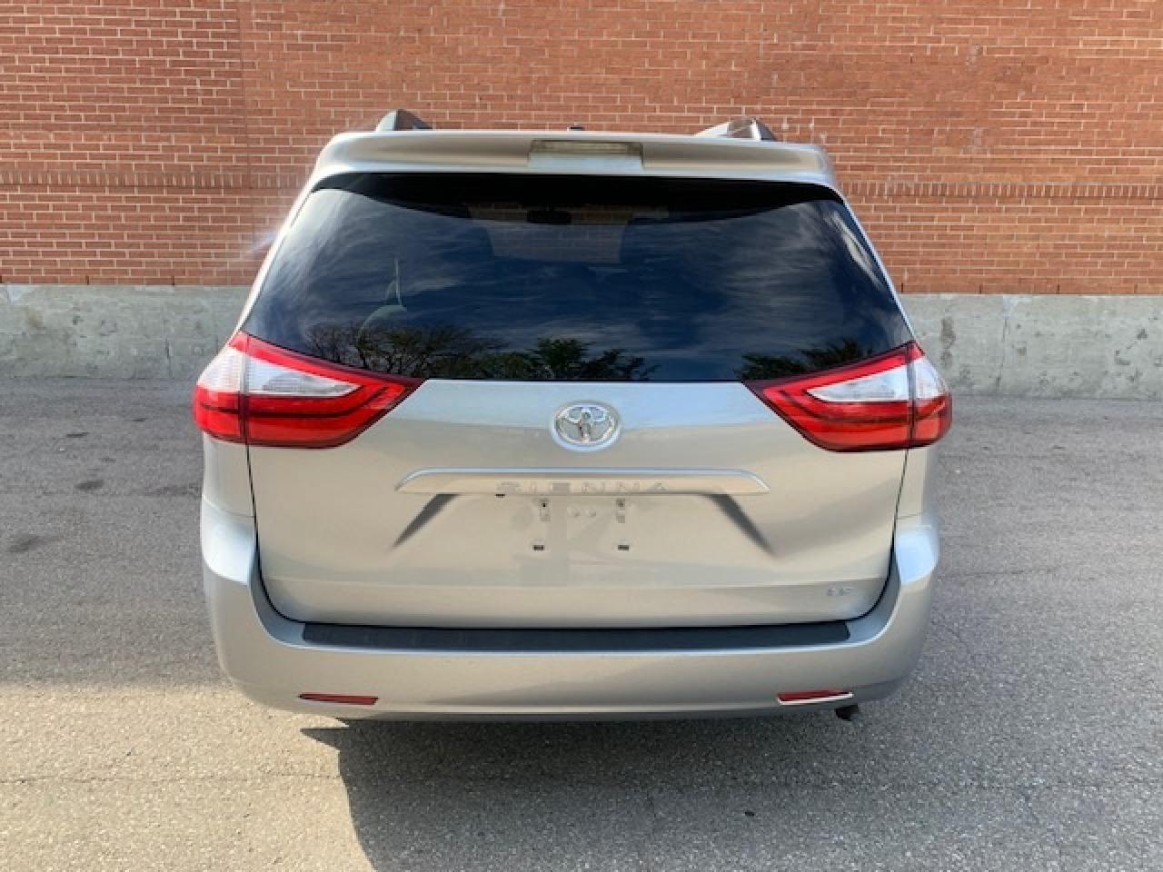 2015 Toyota Sienna LE Photo