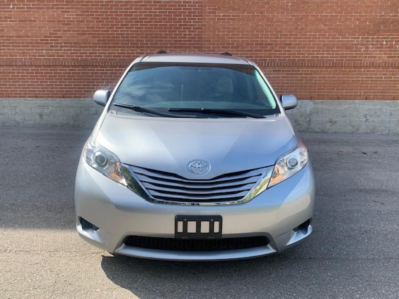 2015 Toyota Sienna LE Photo