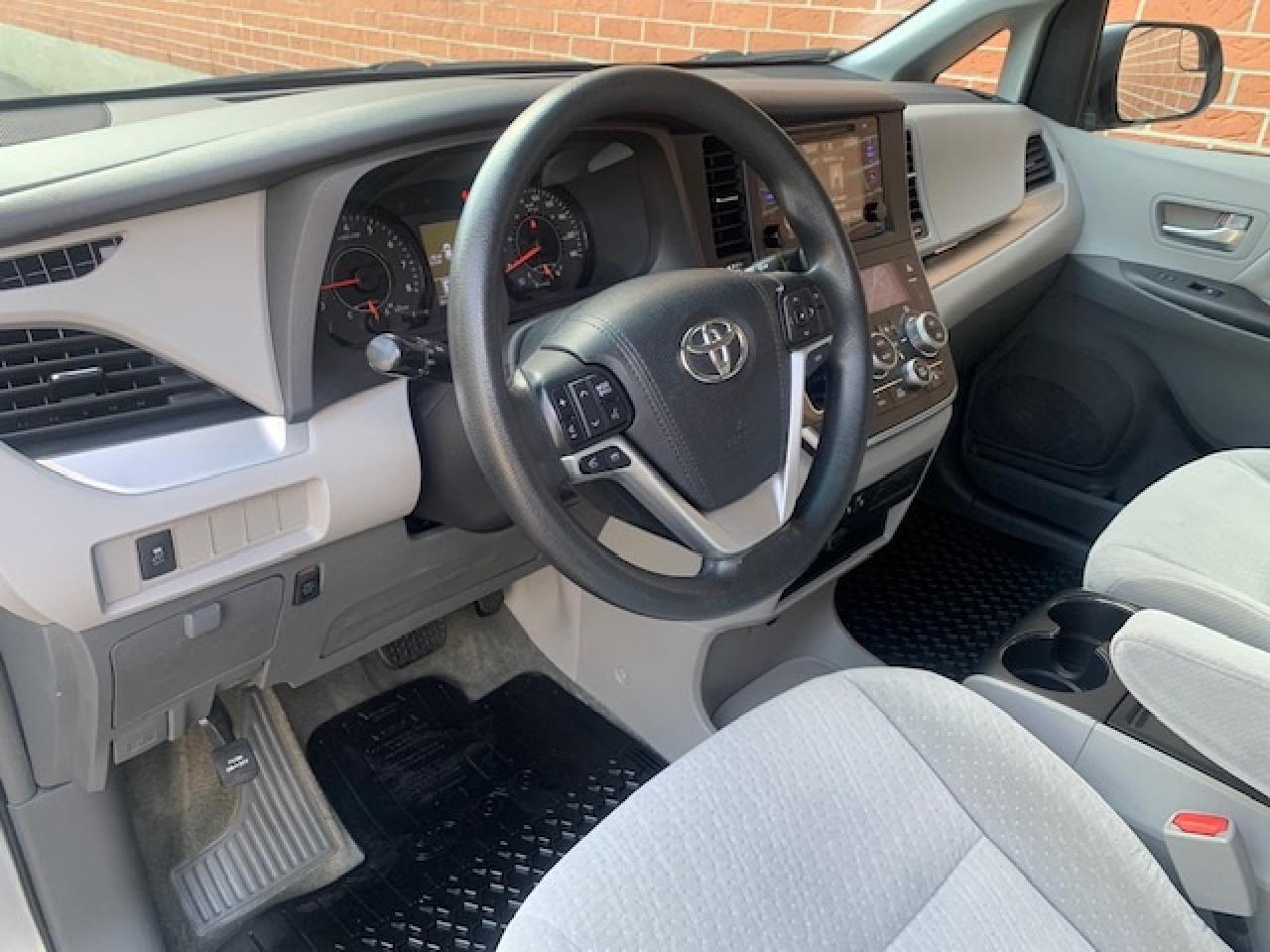 2015 Toyota Sienna LE Photo