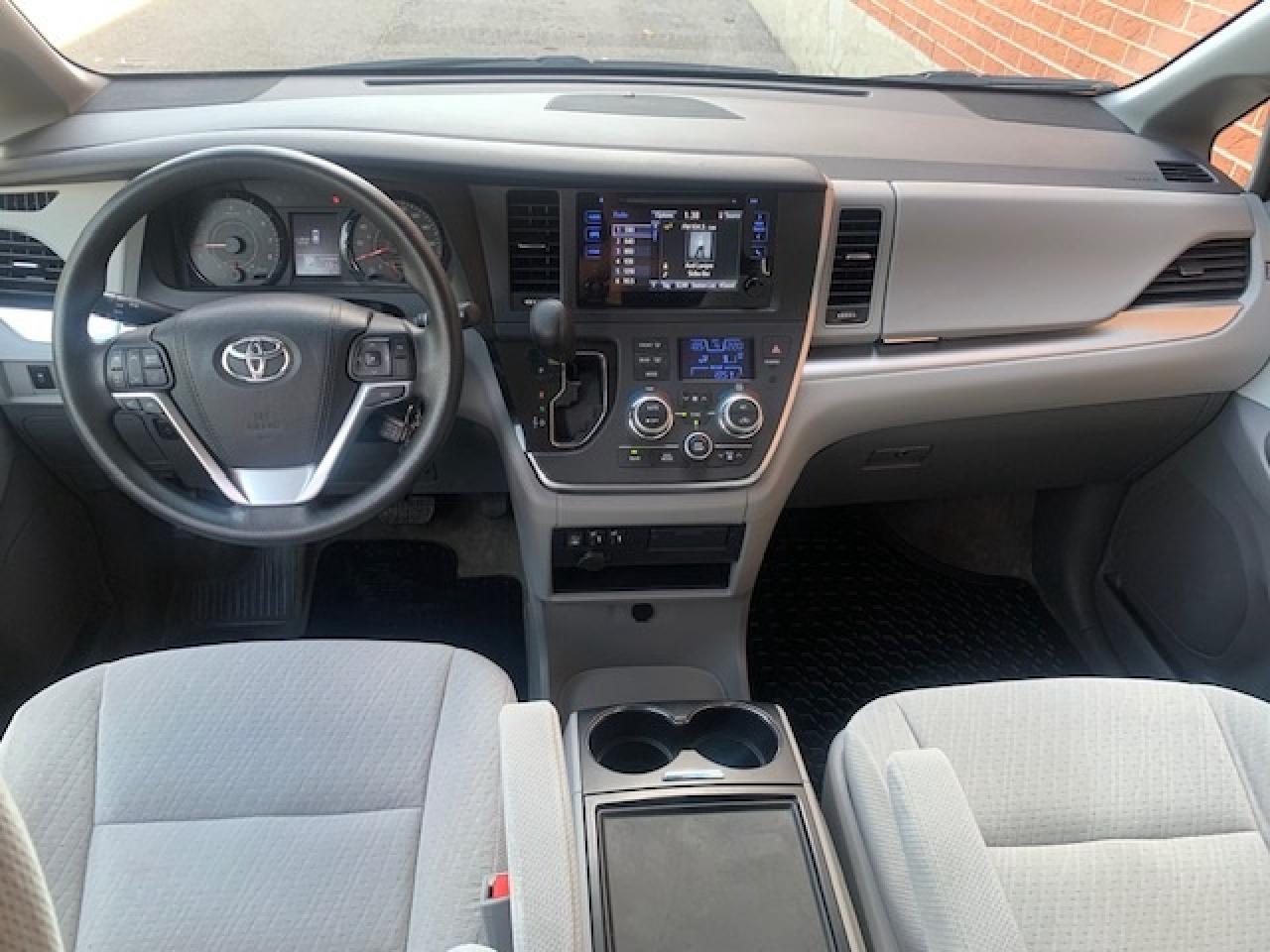 2015 Toyota Sienna LE Photo
