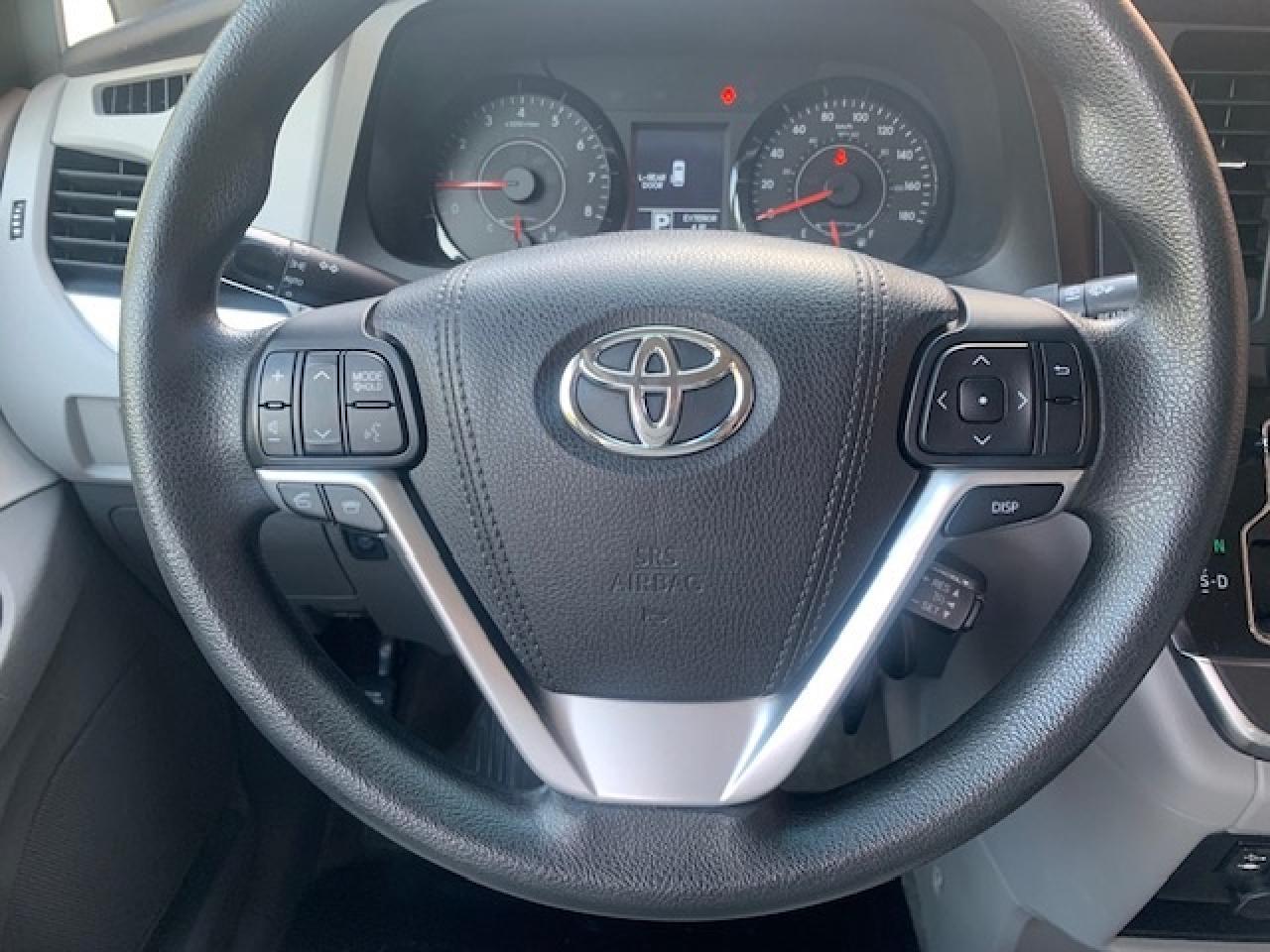 2015 Toyota Sienna LE Photo