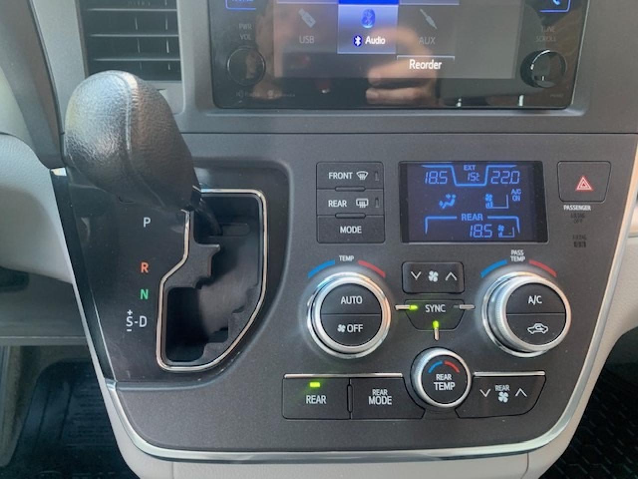 2015 Toyota Sienna LE Photo