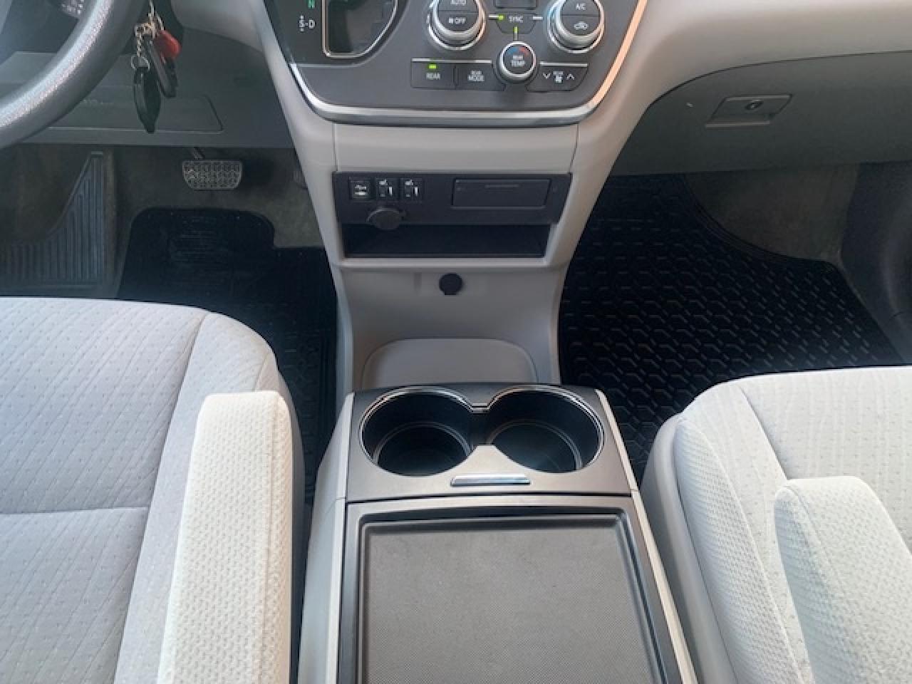 2015 Toyota Sienna LE Photo