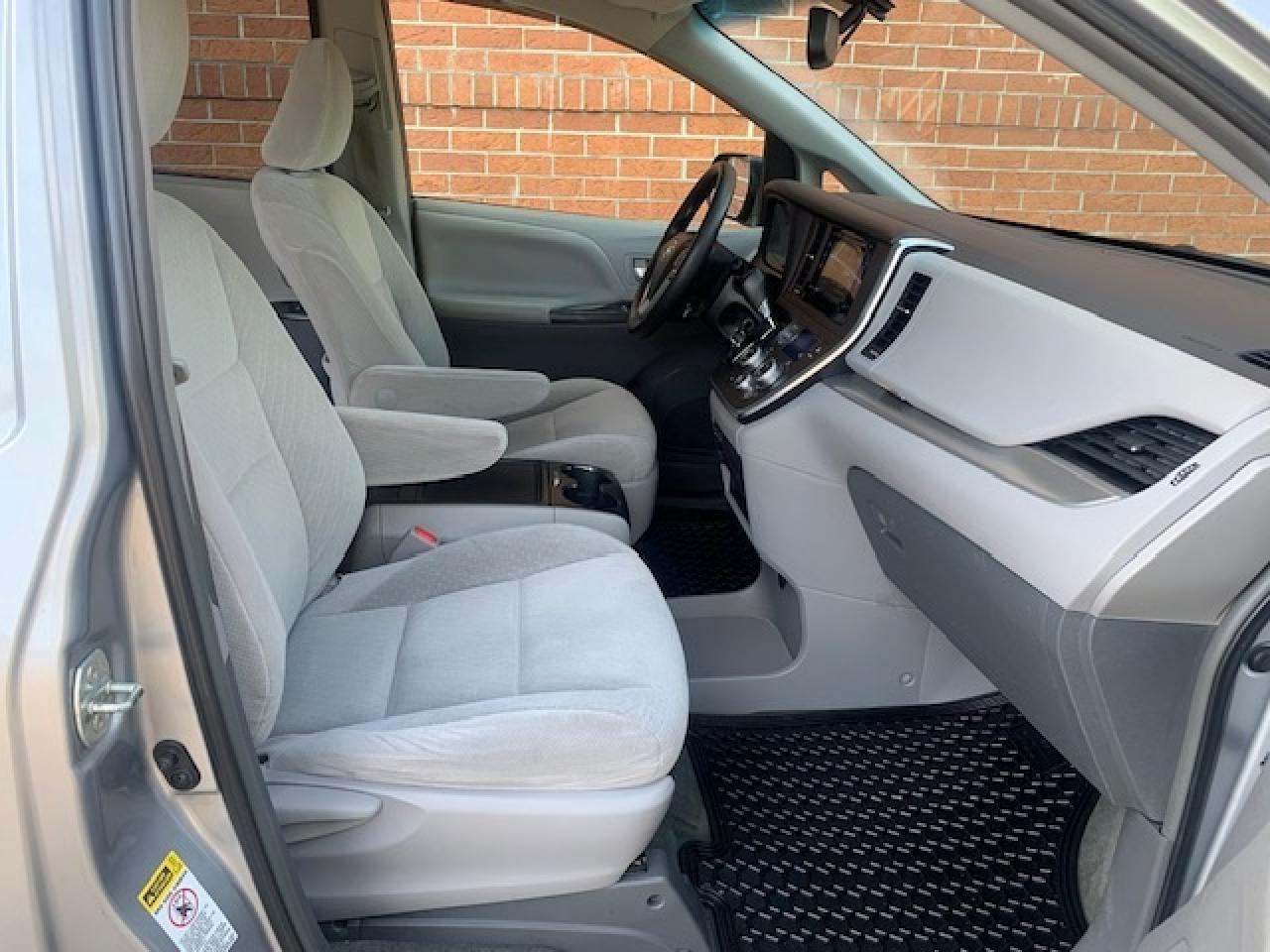 2015 Toyota Sienna LE Photo