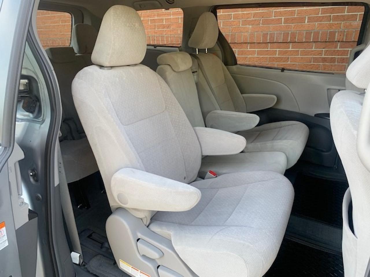 2015 Toyota Sienna LE Photo