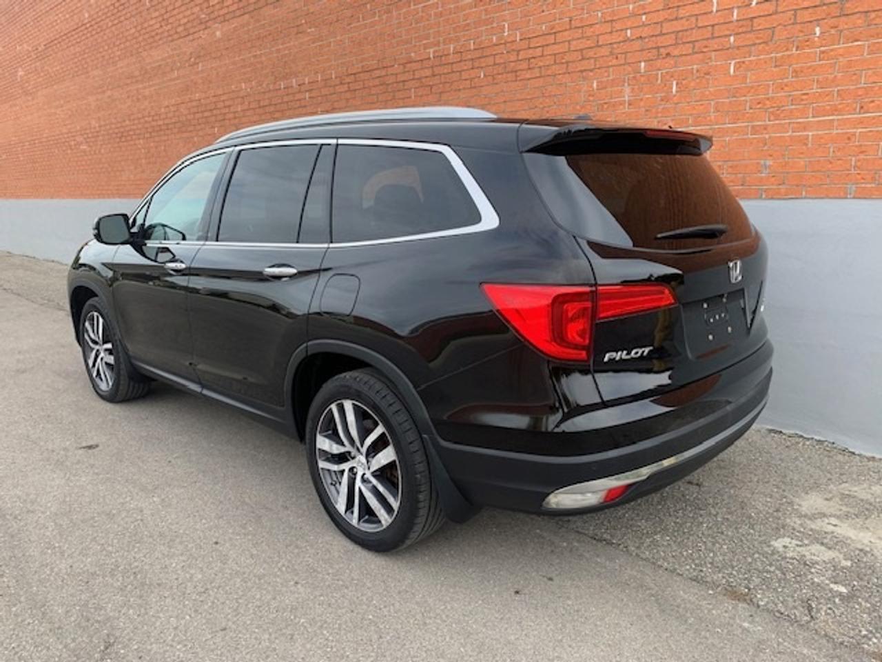 2017 Honda Pilot Touring AWD Photo2