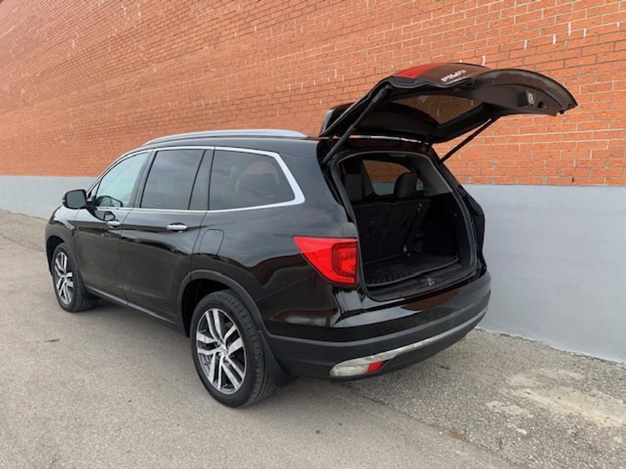 2017 Honda Pilot Touring AWD Photo3