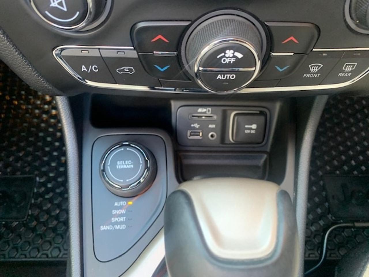2016 Jeep Cherokee LATITUDE 4X4 V6 Photo
