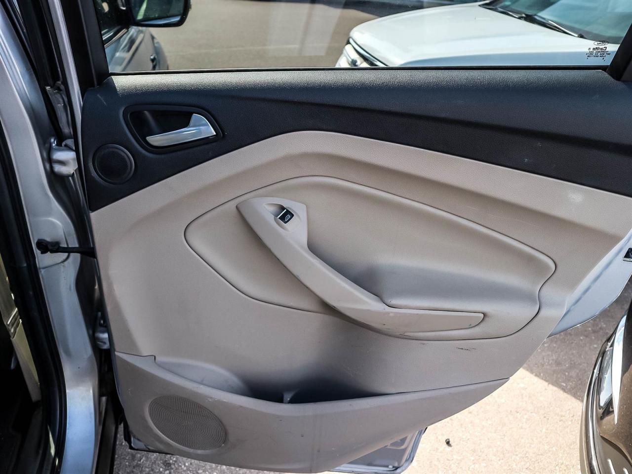 2017 Ford Escape TITANIUM AWD,NAVI,LEATHER,PANO ROOF,ALLOYS,ONE OWNER Photo