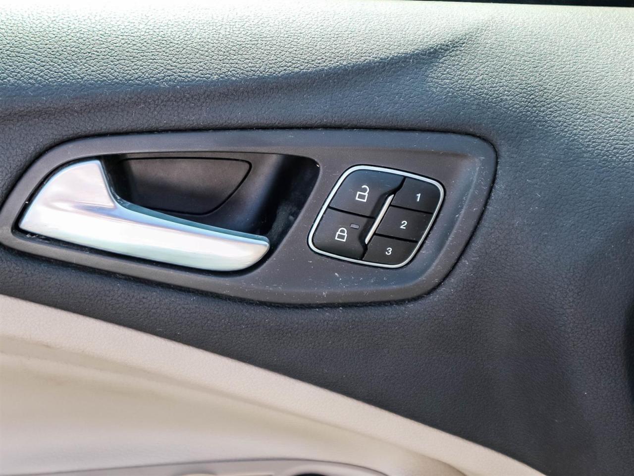 2017 Ford Escape TITANIUM AWD,NAVI,LEATHER,PANO ROOF,ALLOYS,ONE OWNER Photo