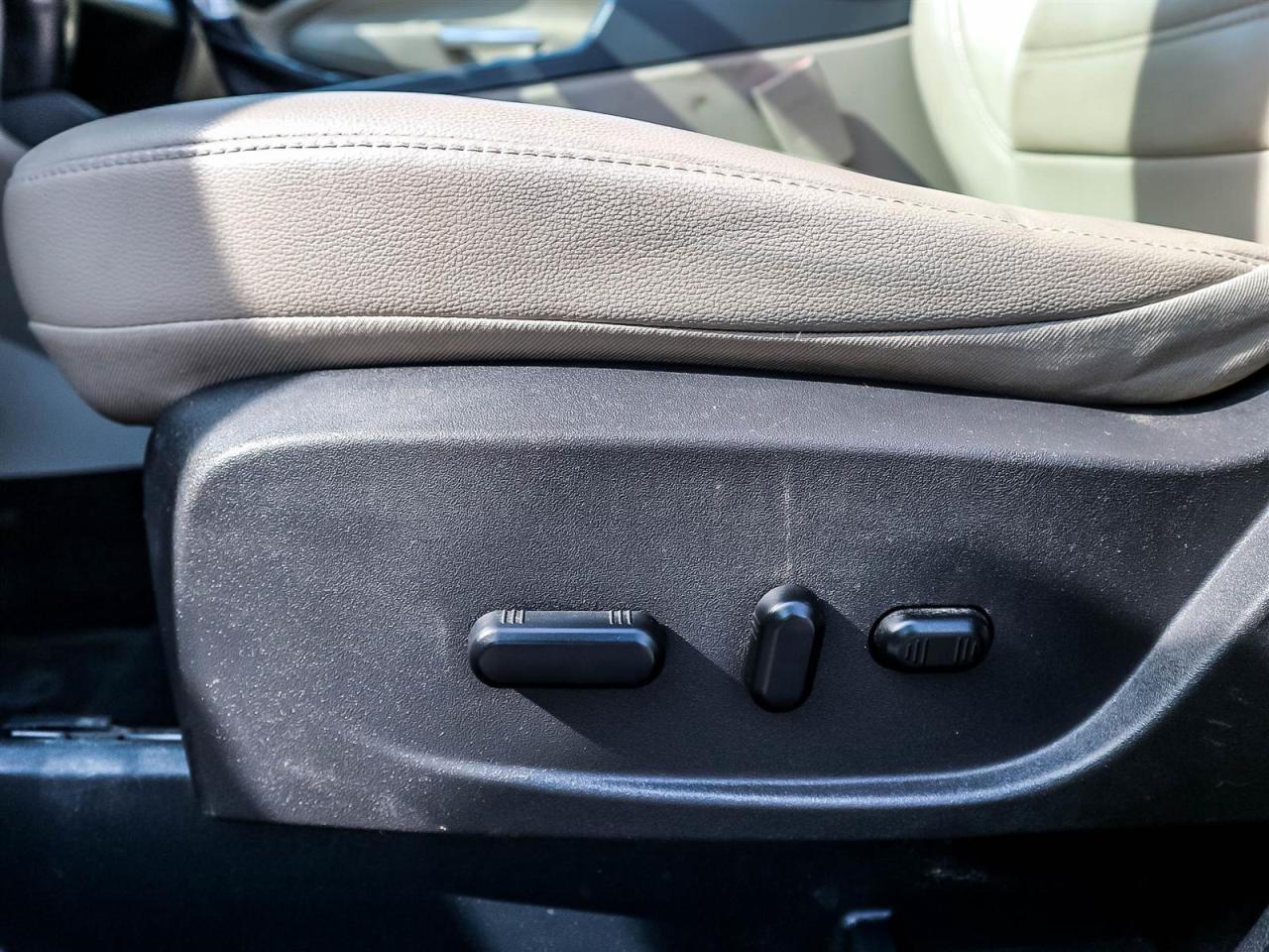 2017 Ford Escape TITANIUM AWD,NAVI,LEATHER,PANO ROOF,ALLOYS,ONE OWNER Photo