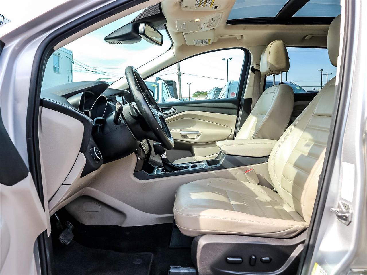2017 Ford Escape TITANIUM AWD,NAVI,LEATHER,PANO ROOF,ALLOYS,ONE OWNER Photo