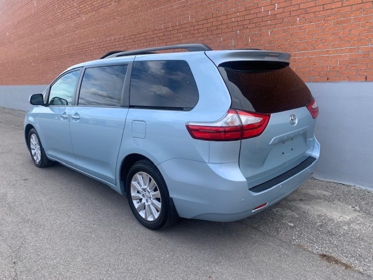 2015 Toyota Sienna XLE AWD Photo4