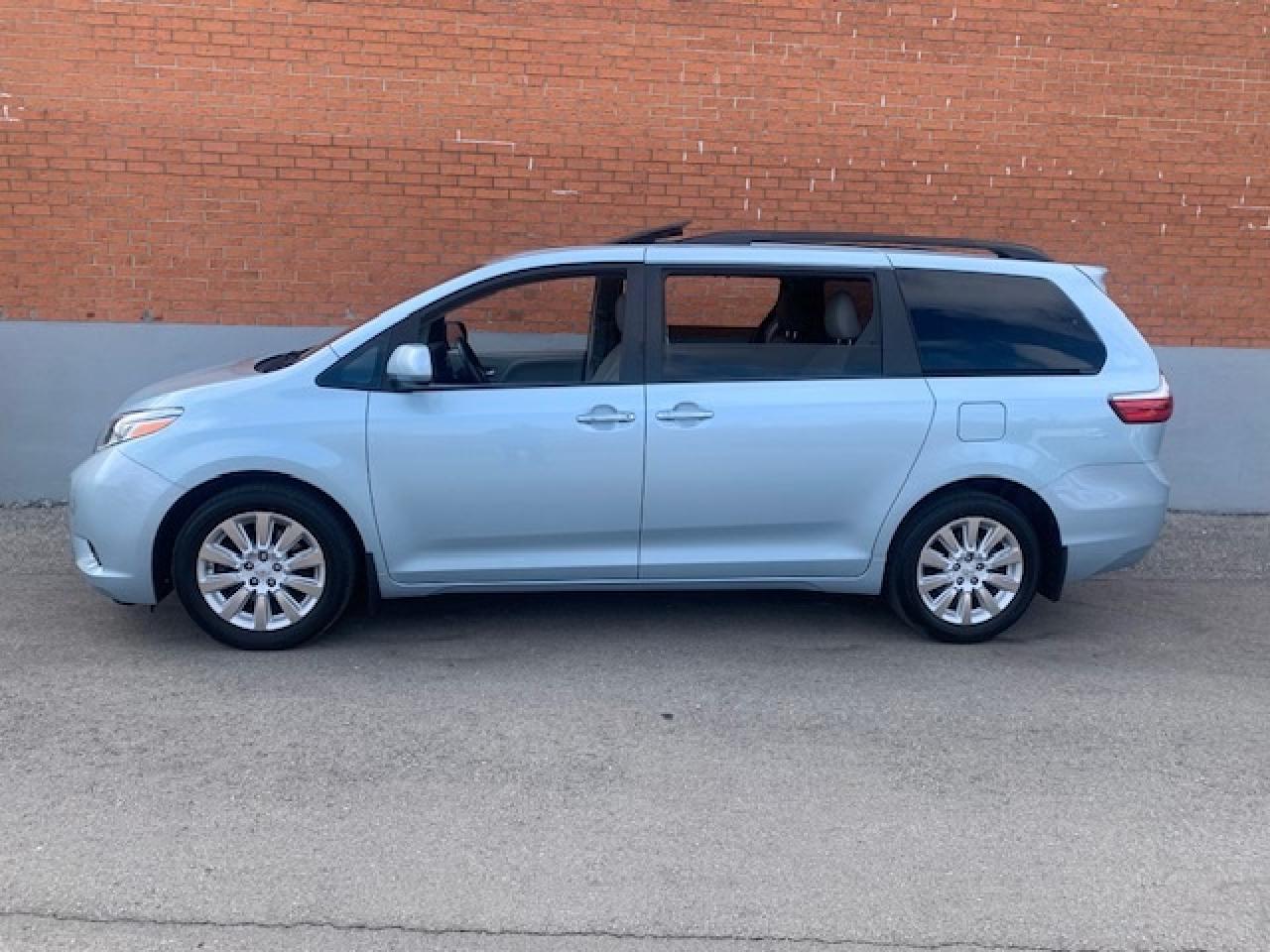 2015 Toyota Sienna XLE AWD Photo