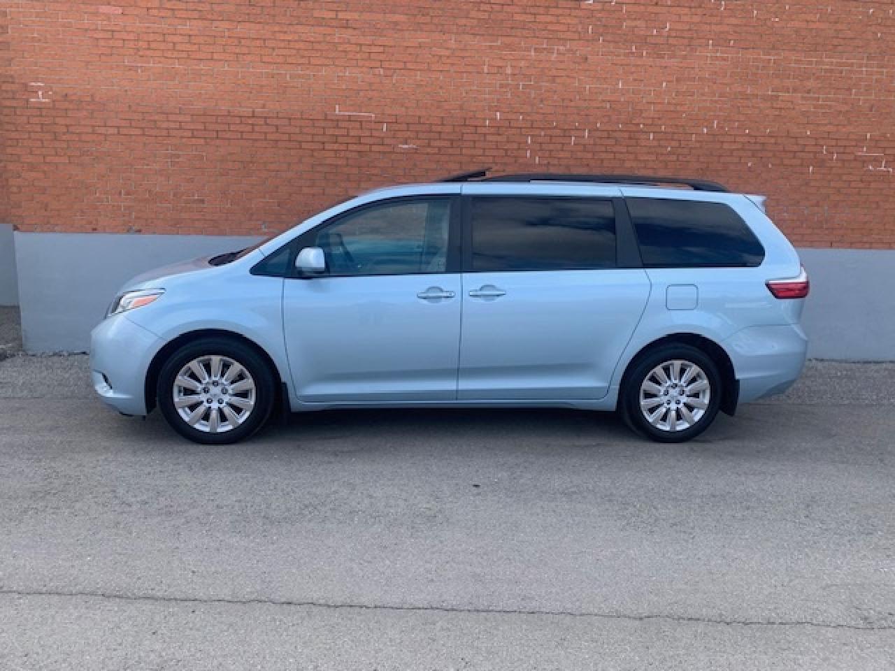 2015 Toyota Sienna XLE AWD Photo