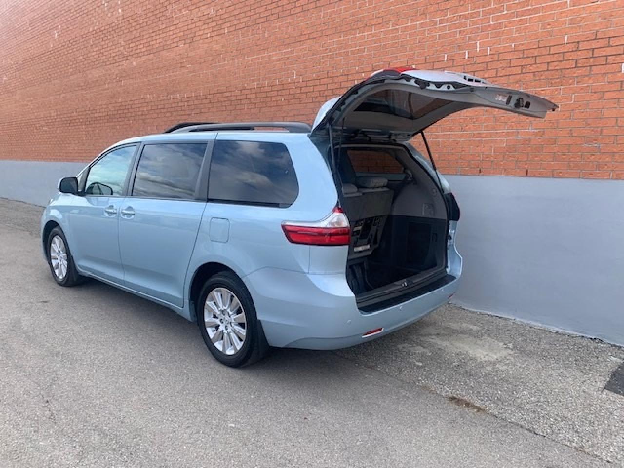 2015 Toyota Sienna XLE AWD Photo