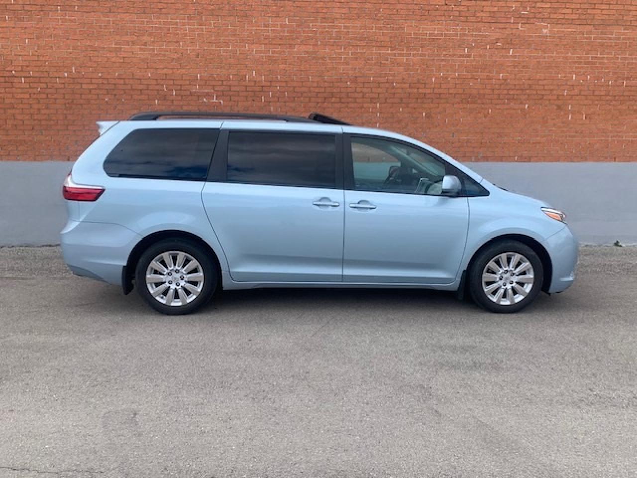 2015 Toyota Sienna XLE AWD Photo