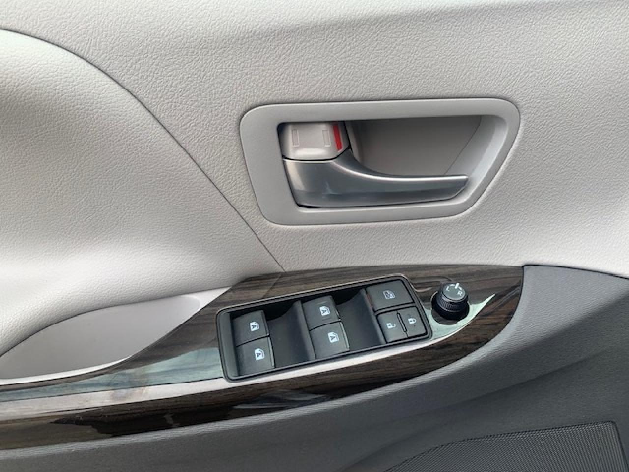 2015 Toyota Sienna XLE AWD Photo