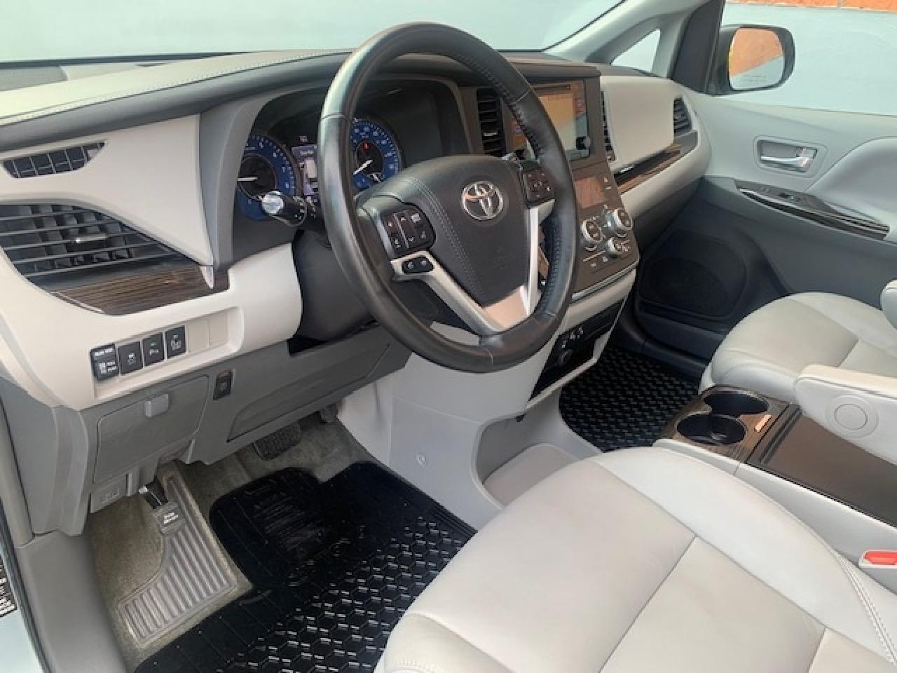 2015 Toyota Sienna XLE AWD Photo