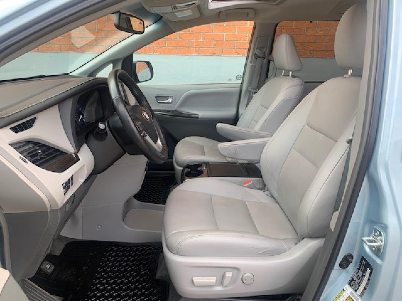 2015 Toyota Sienna XLE AWD Photo