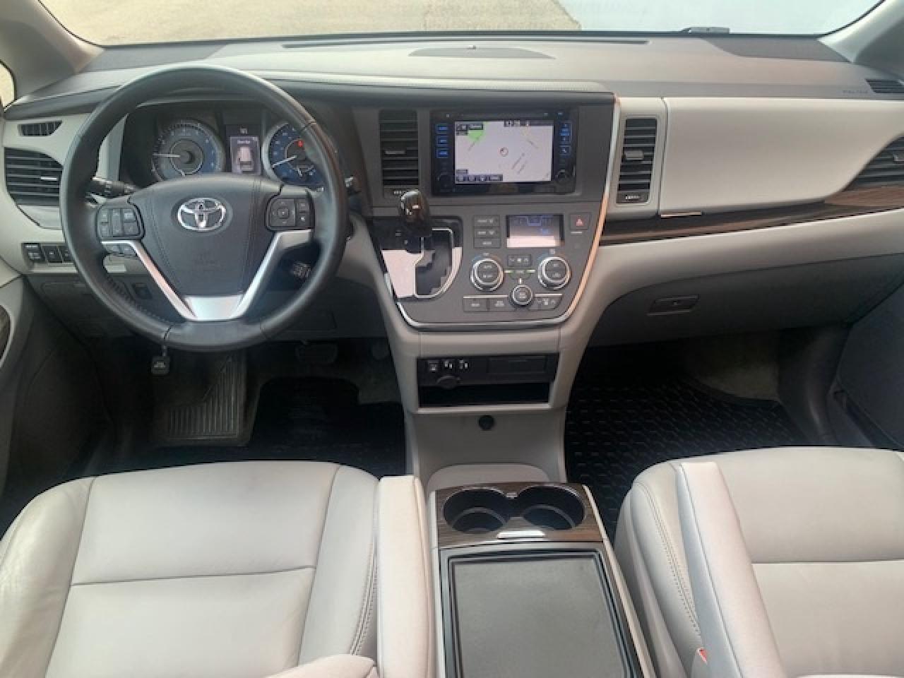 2015 Toyota Sienna XLE AWD Photo