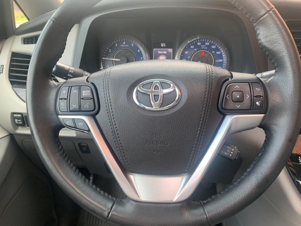 2015 Toyota Sienna XLE AWD Photo