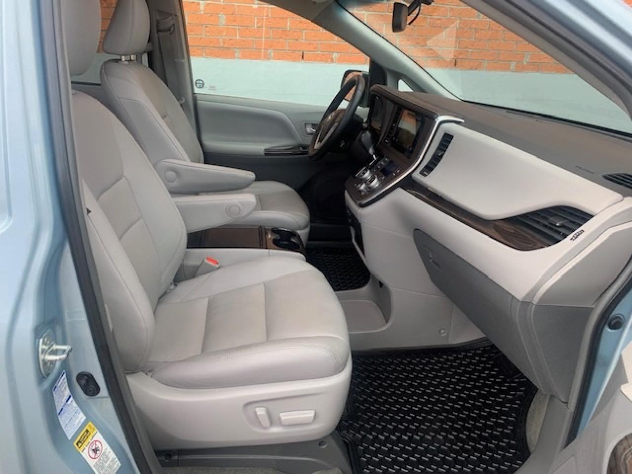 2015 Toyota Sienna XLE AWD Photo