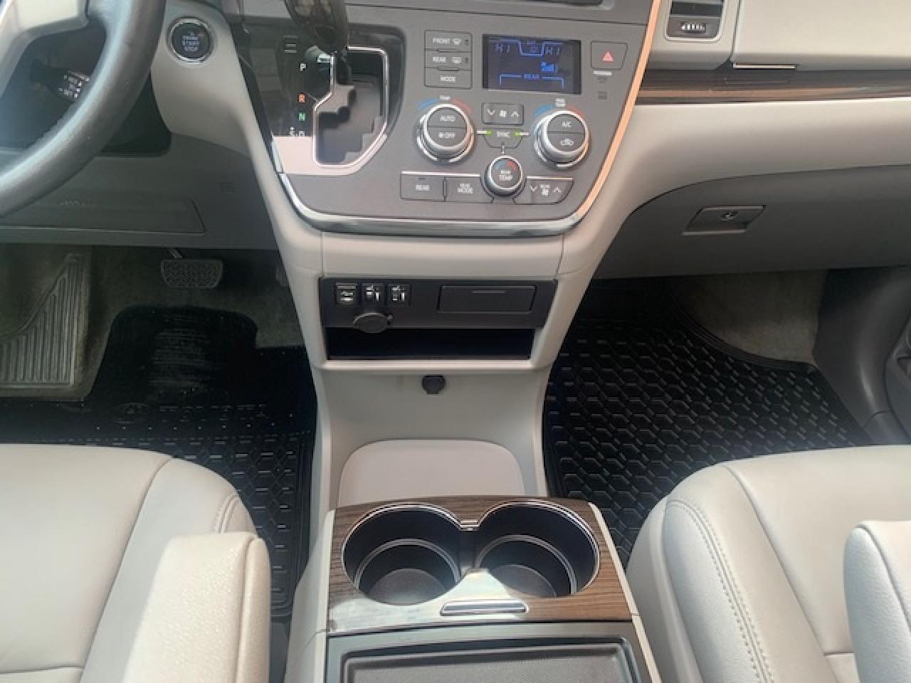 2015 Toyota Sienna XLE AWD Photo