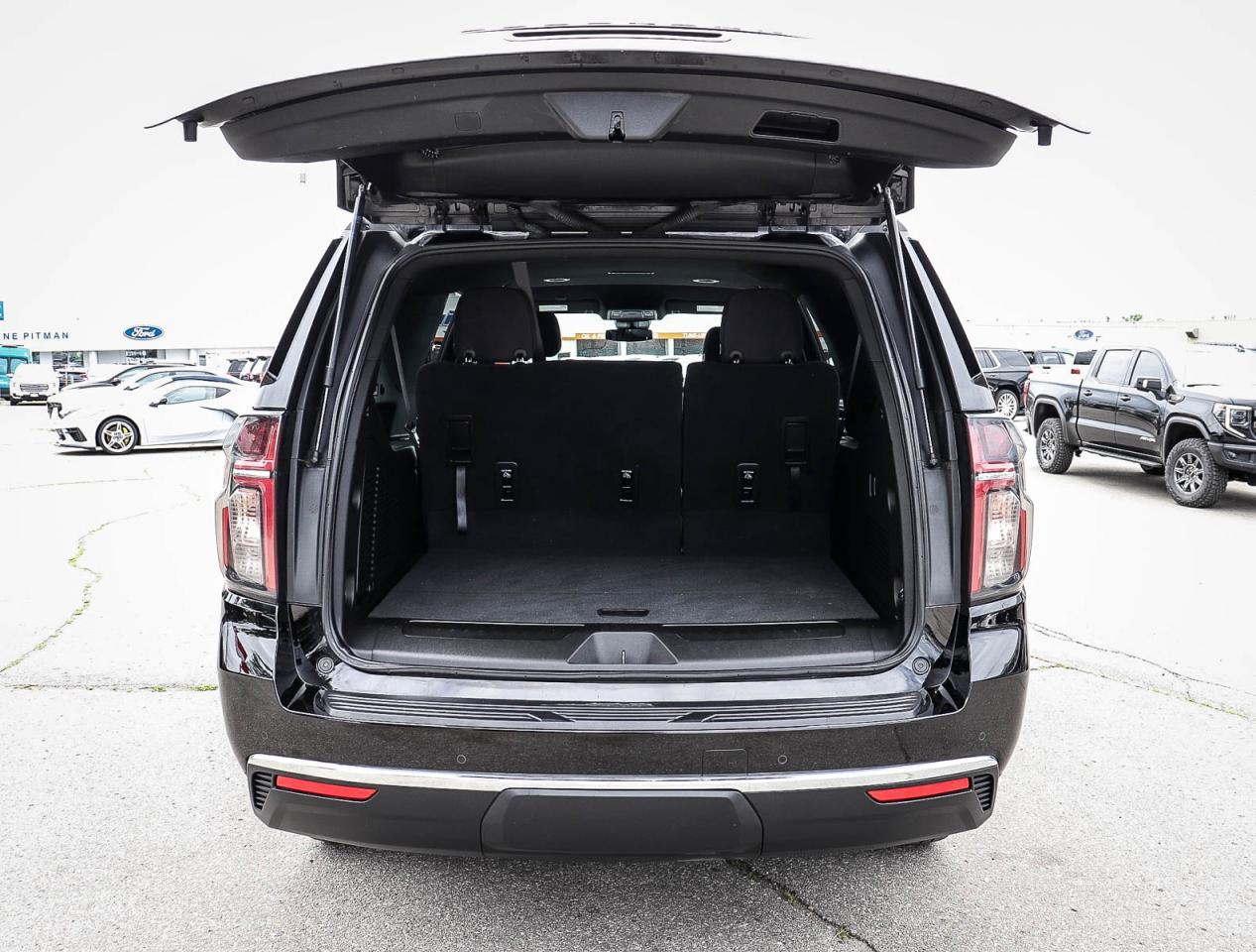 2023 Chevrolet Suburban LS Photo