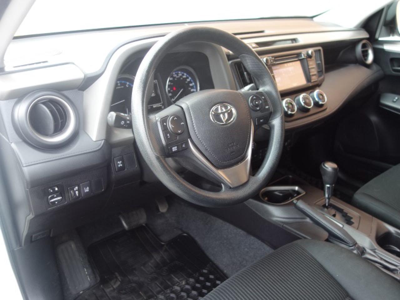 2018 Toyota RAV4 LE AWD Photo