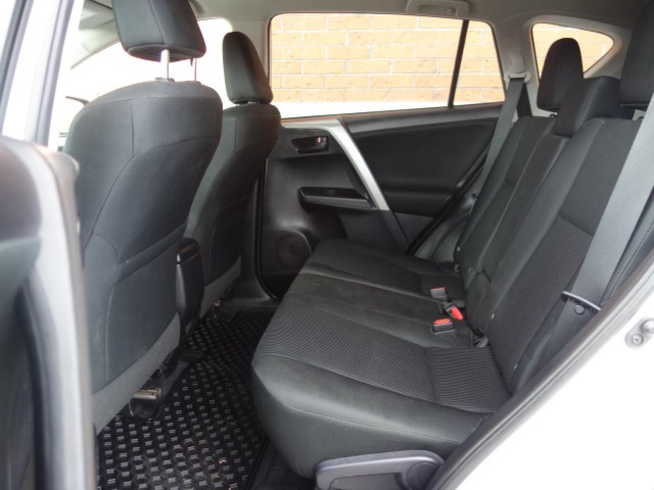 2018 Toyota RAV4 LE AWD Photo