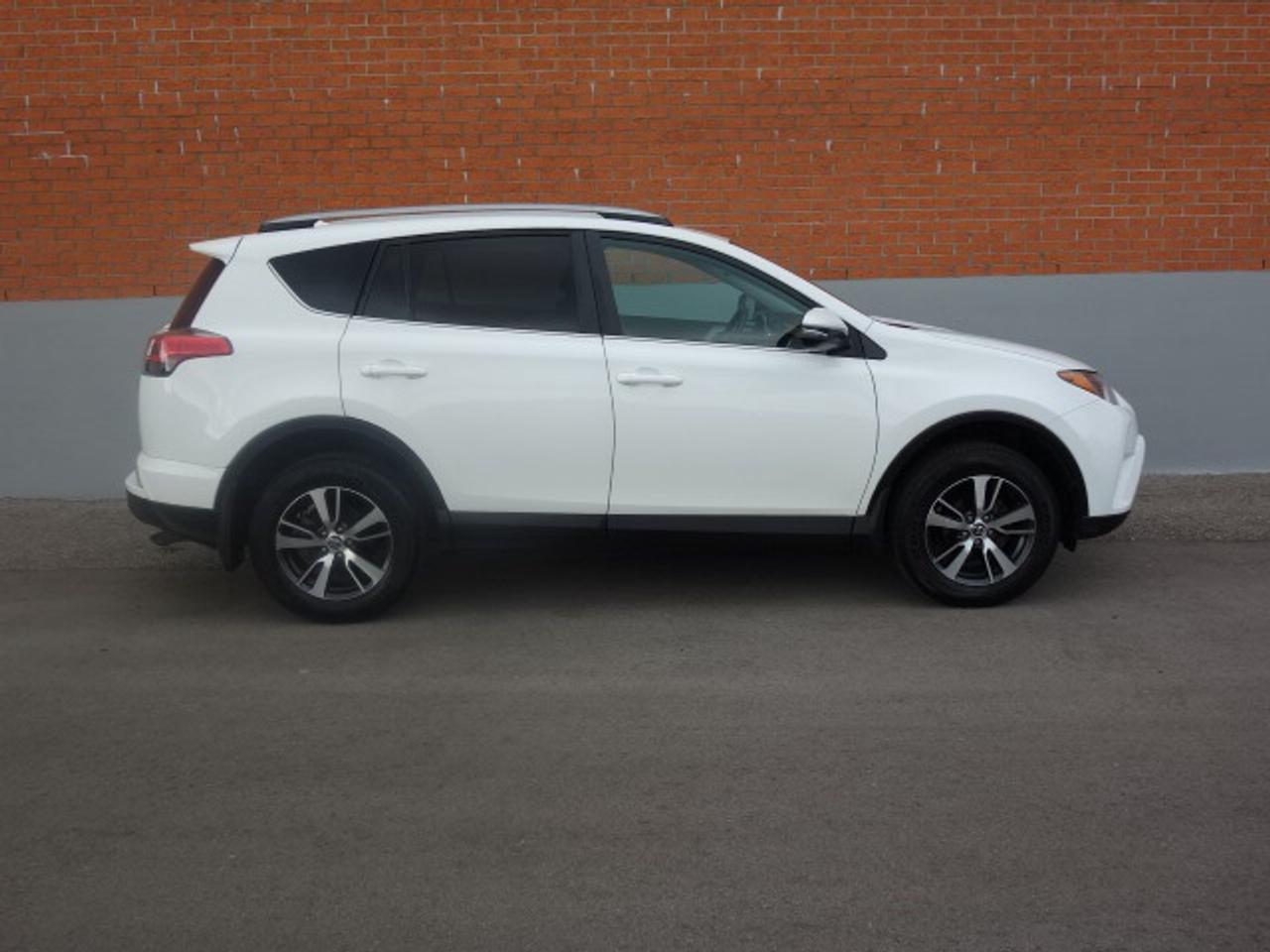 2018 Toyota RAV4 LE AWD Photo
