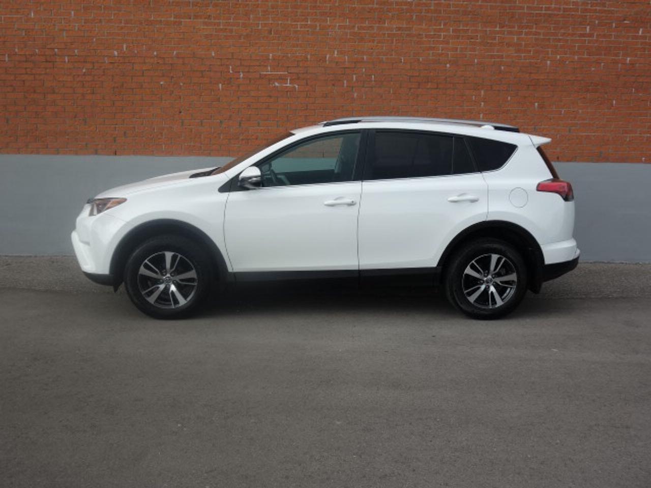 2018 Toyota RAV4 LE AWD Photo1