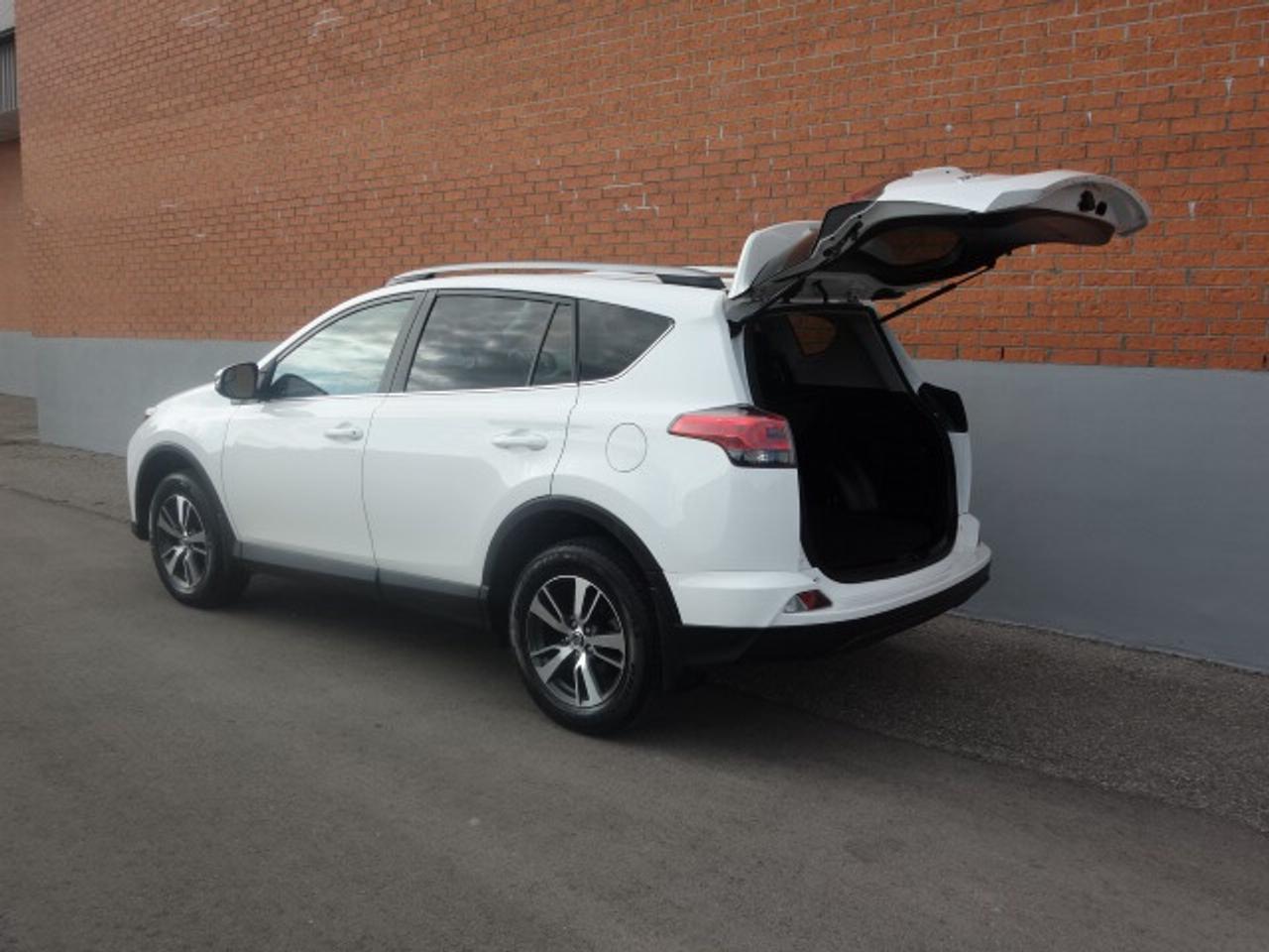 2018 Toyota RAV4 LE AWD Photo