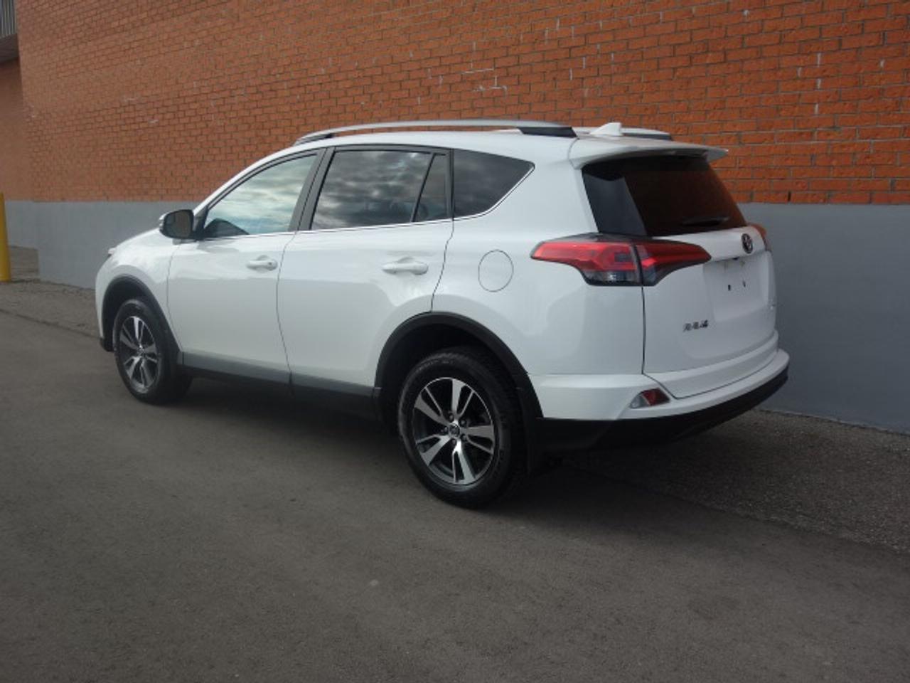 2018 Toyota RAV4 LE AWD Photo2