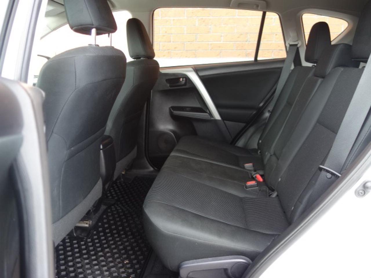 2018 Toyota RAV4 LE AWD Photo