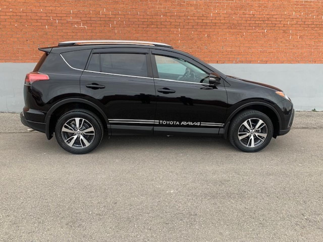 2018 Toyota RAV4 LE AWD Photo4
